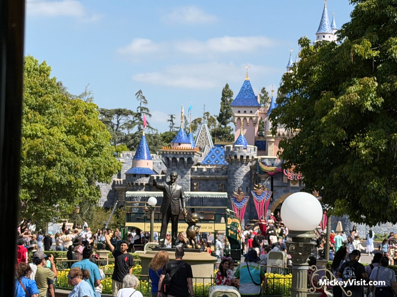 disneyland castle crowds