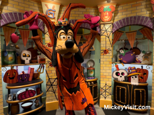 Goofy in an orange Halloween costume