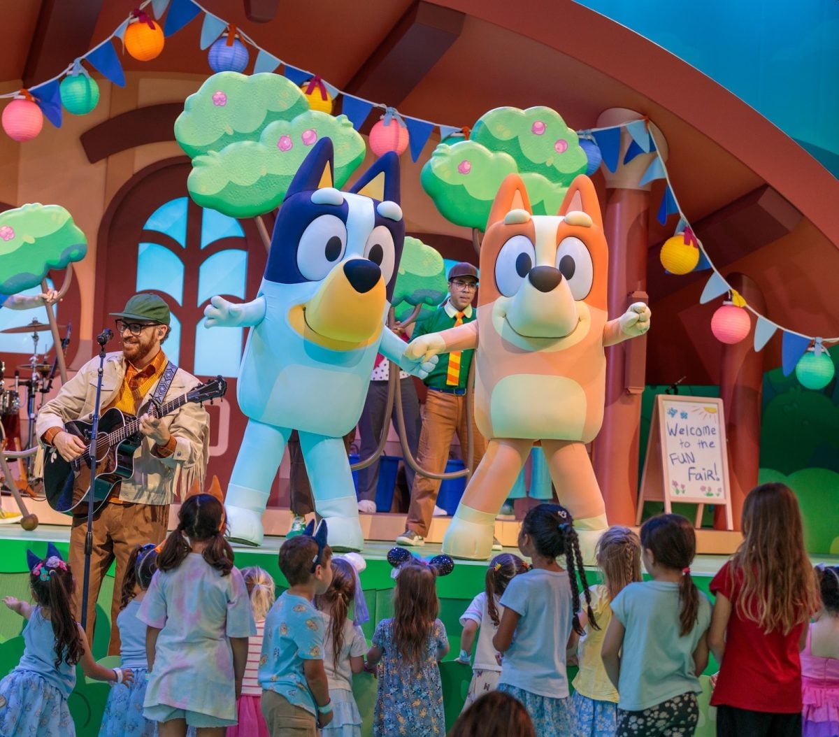Bluey and Bingo characters dancing