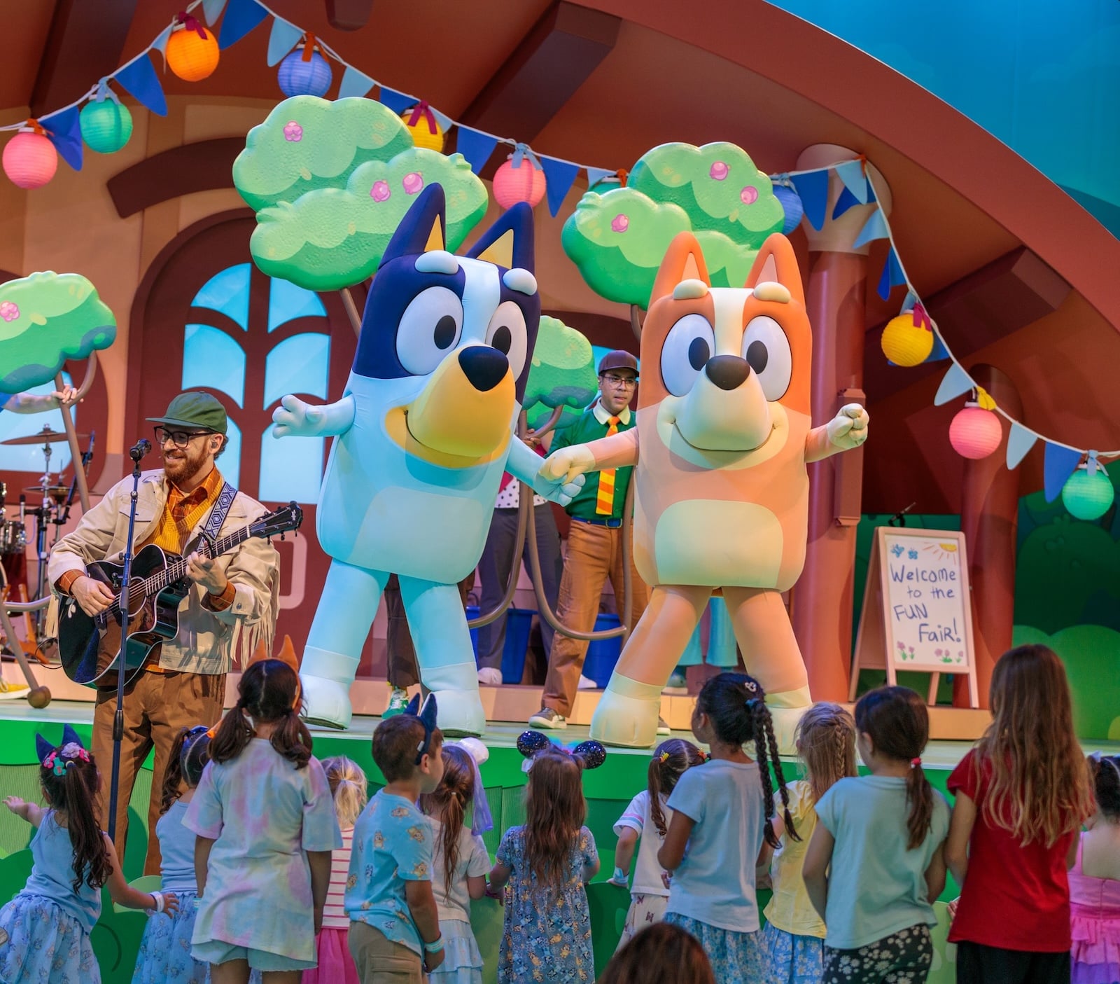 Bluey and Bingo characters dancing