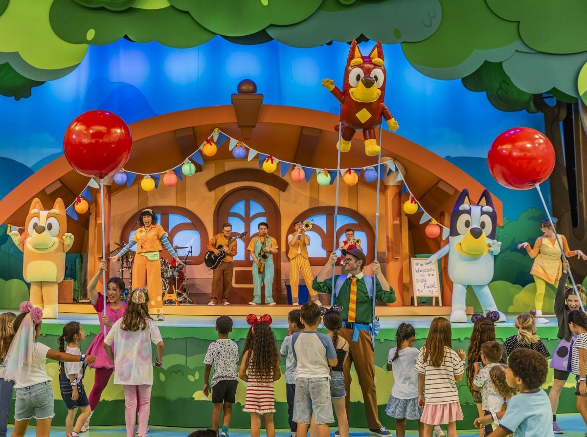 Bluey and Bingo dancing with kids