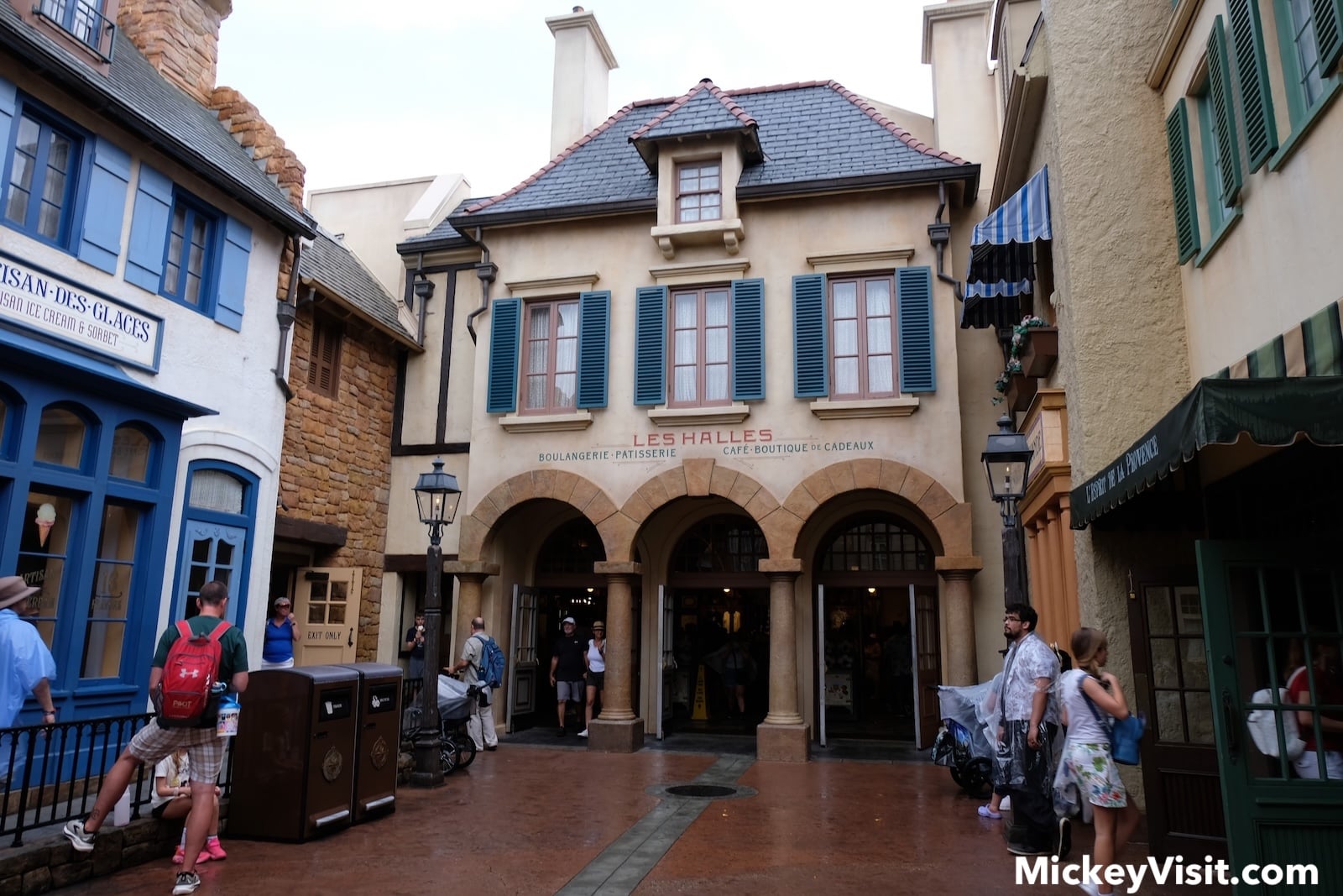 France restaurant exterior in an alley