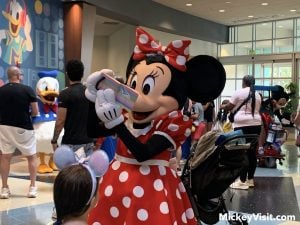 Minnie Mouse signing autograph