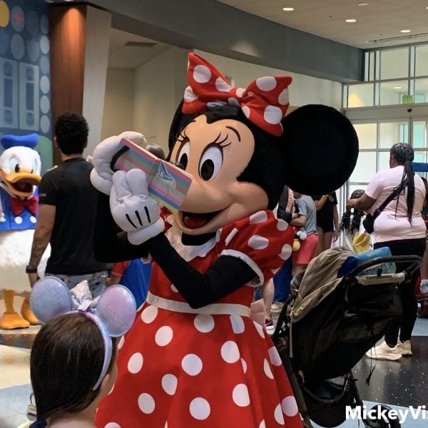 Minnie Mouse signing autograph
