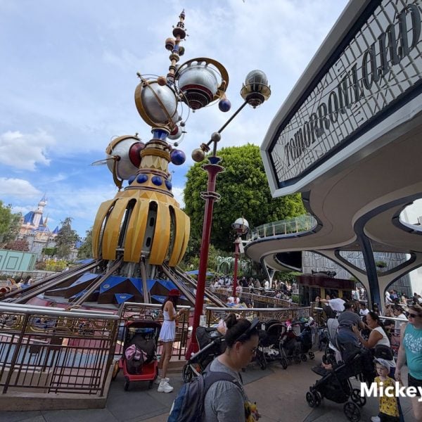 disneyland tomorrowland entrance