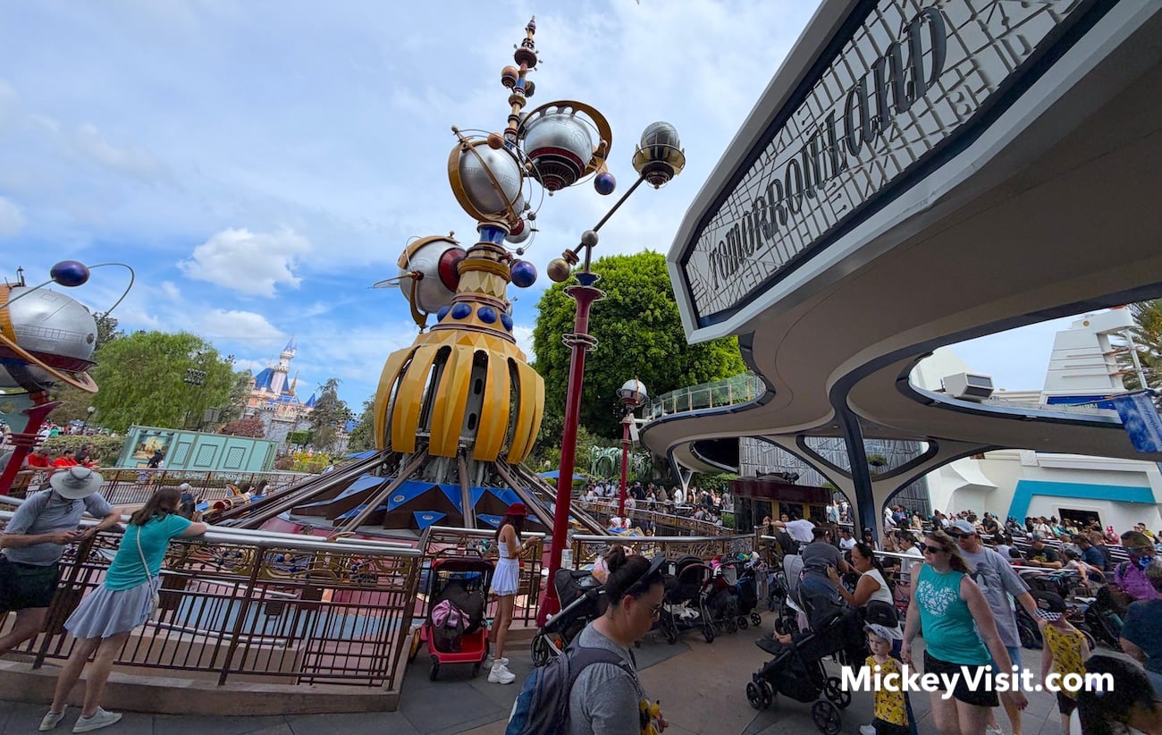 disneyland tomorrowland entrance