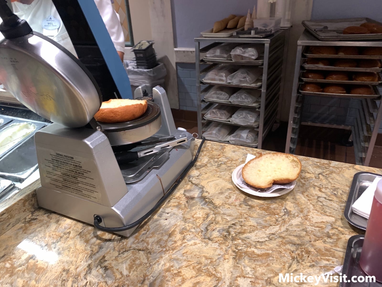 Ice cream sandwich press
