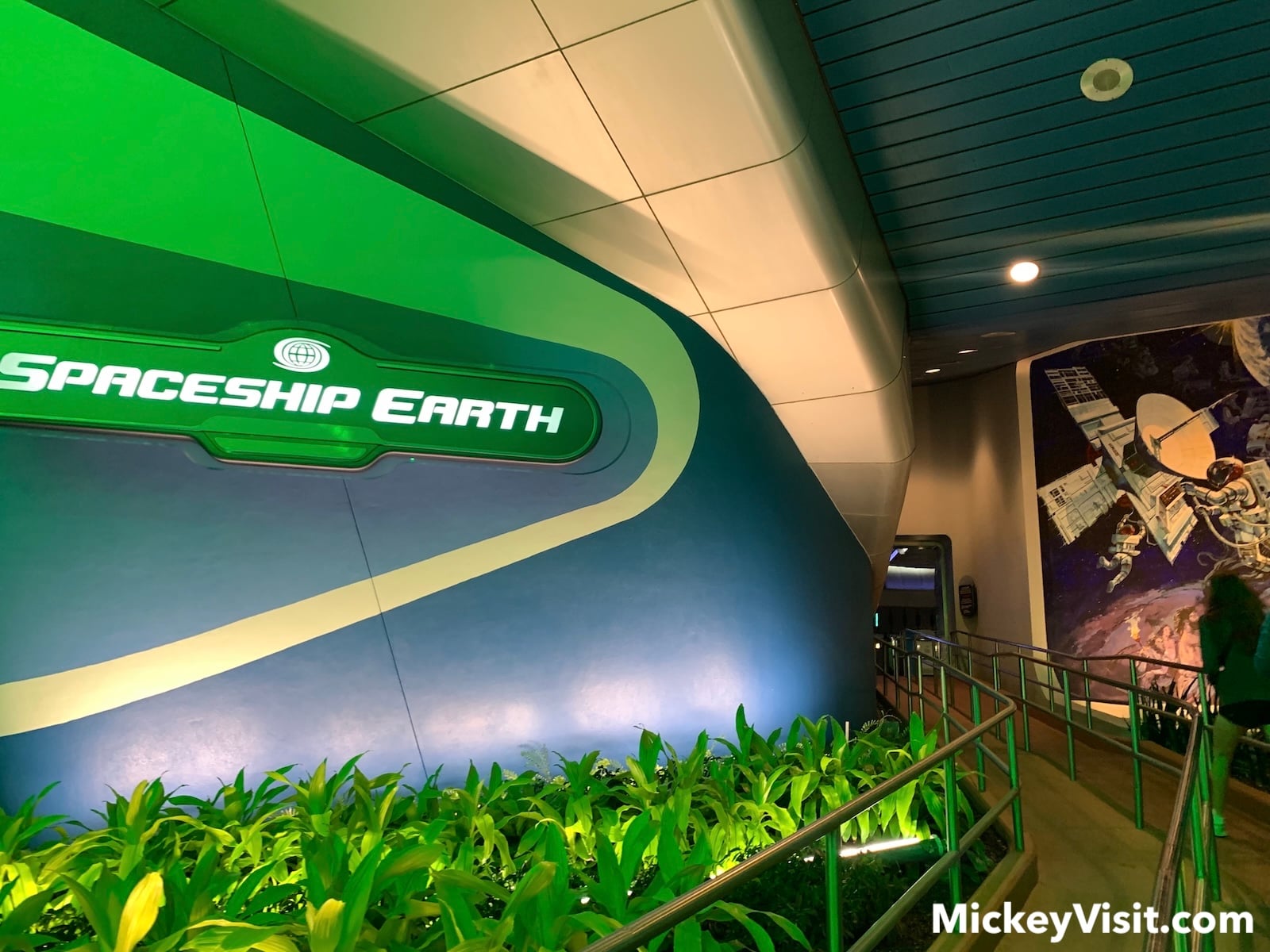 Spaceship Earth empty queue ramp