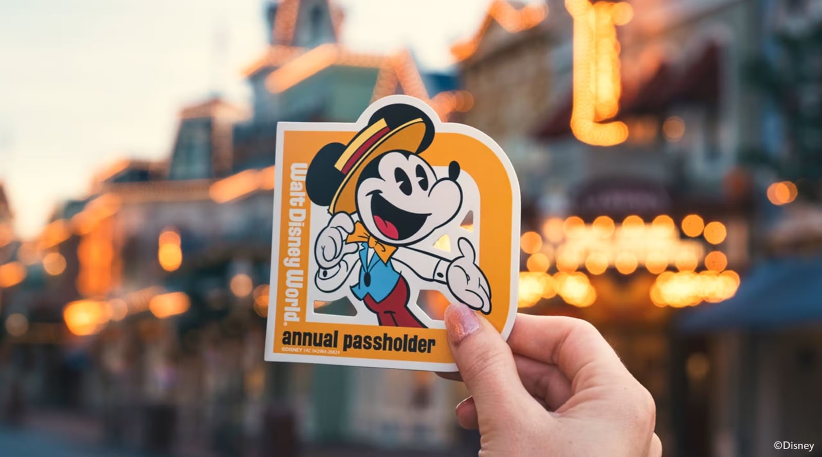 Magnet with Mickey Mouse dressed as barbershop singer