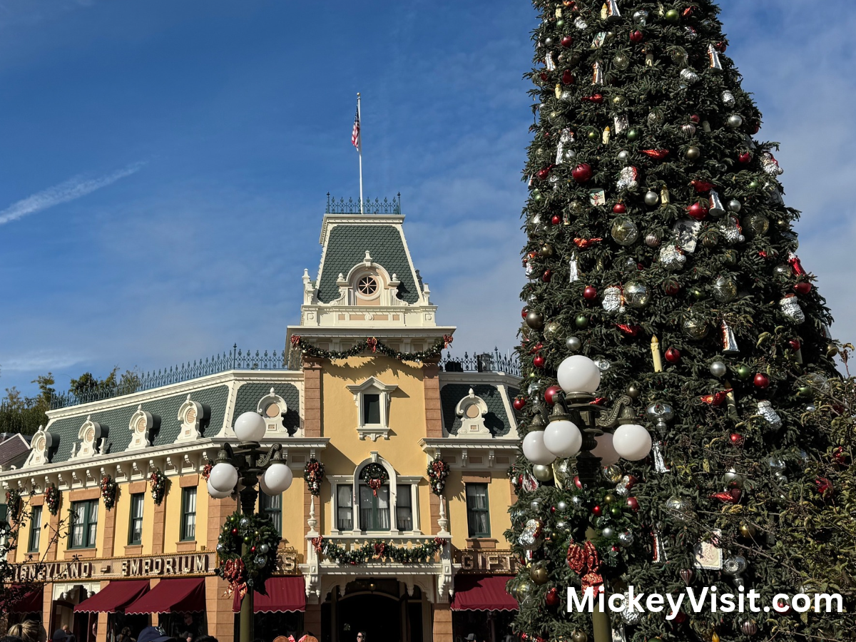 DisneylandChristmasMainStreet