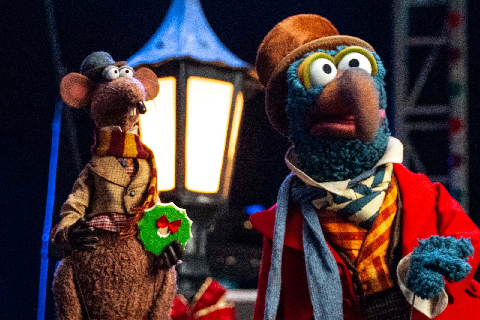 Rizzo the Rat, Gonzo in Dickensian costumes